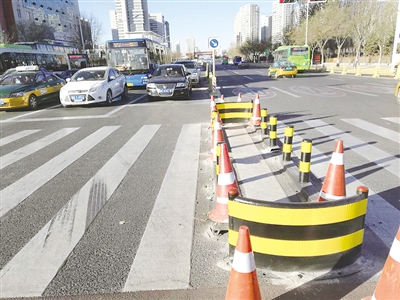 保障行人权益首府有了二次过街安全岛