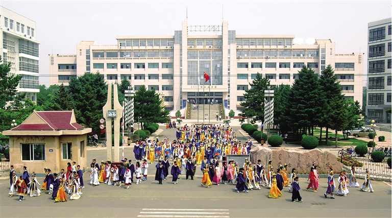 内蒙古民族大学的各民族学生意气风发走出校园  (资料图片)