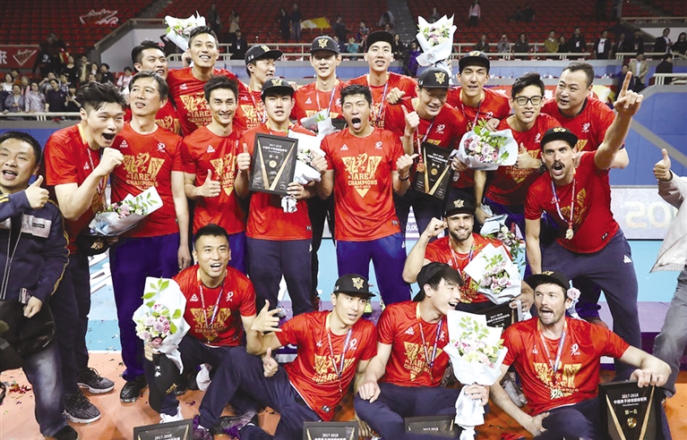 上海男排问鼎联赛第14冠