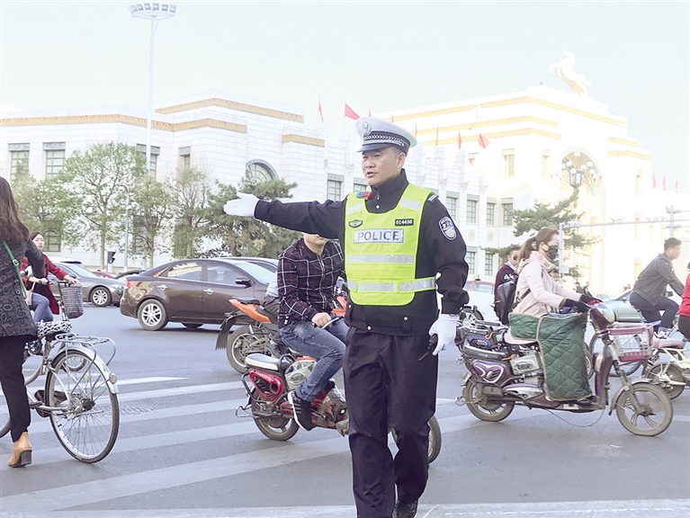 李文普在路口疏导交通