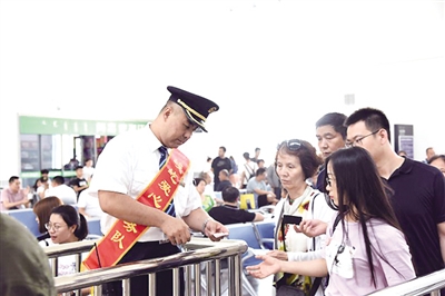 李峻屹和他的爱心服务队