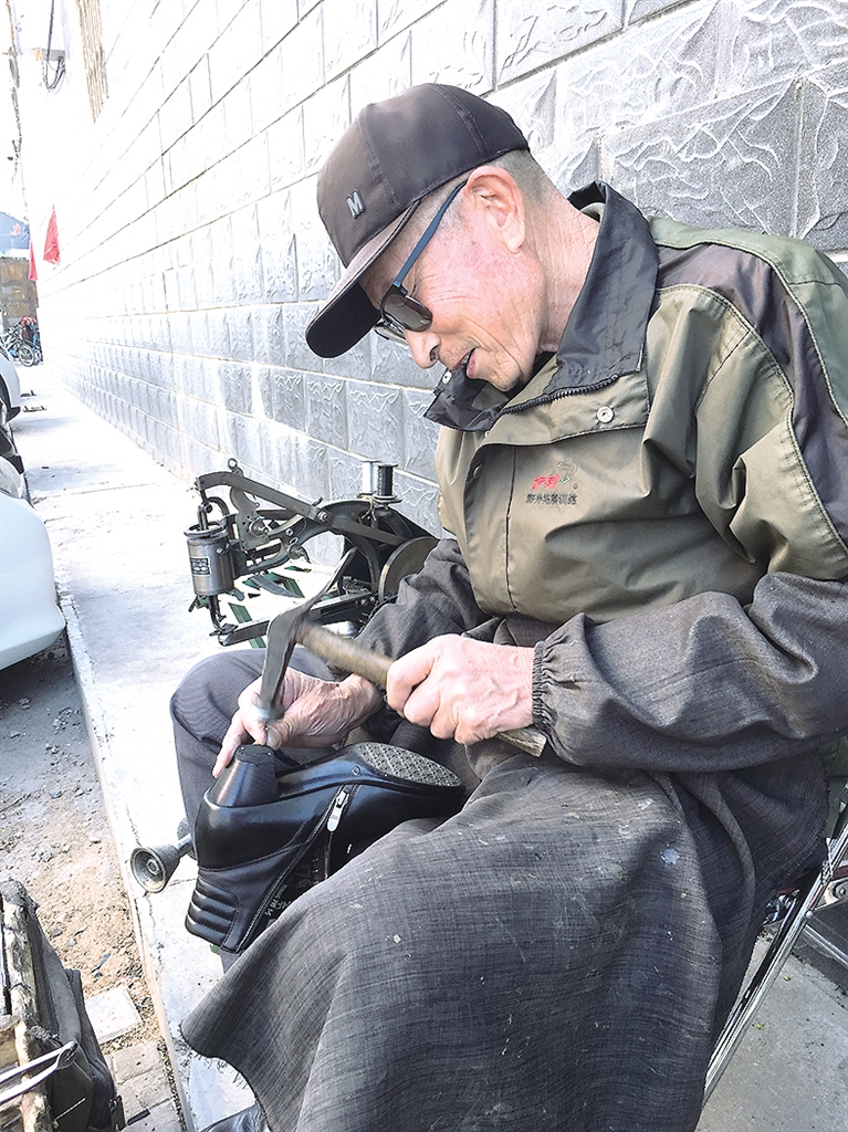 刘  惠   袁学雷是一位修鞋匠,73岁的他在呼和浩特街边摆摊修鞋24年