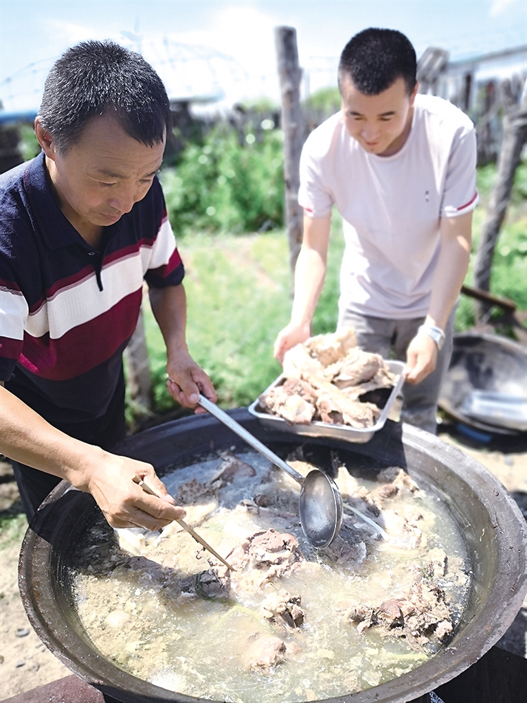 大锅煮羊肉是山里难得的美味