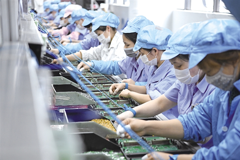 工人在深圳市光明区普联技术有限公司出口产品生产车间紧张作业
