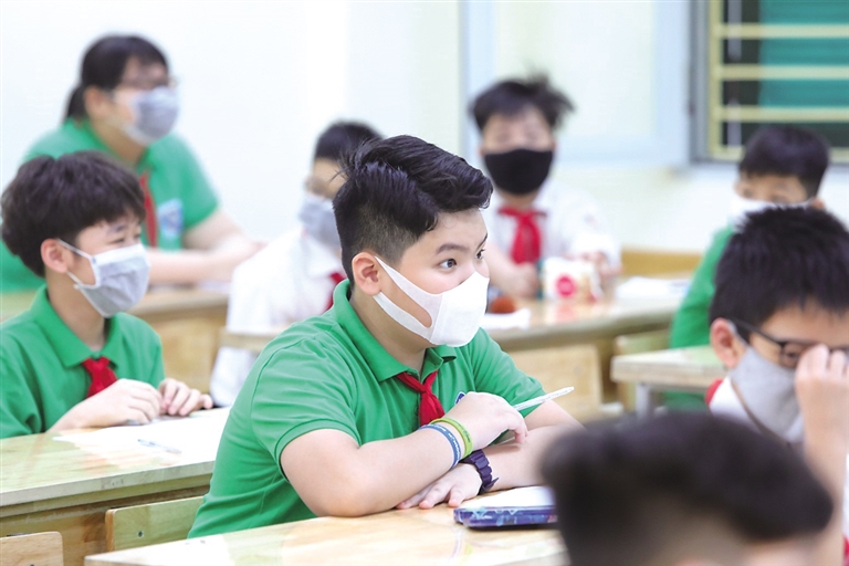 5月4日,越南首都河内,学生戴口罩上课.