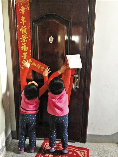 内蒙古:跟孩子说说春节那些事儿·贴春联