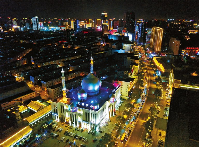 呼和浩特伊斯兰风情街夜景.