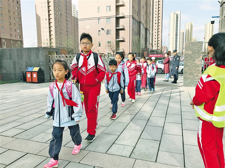 调整作息时间后,早上8点,呼和浩特市大学路小学滨河校区的学生有