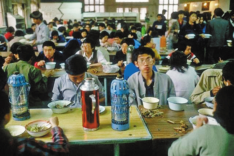 上世纪90年代,大学生在食堂用餐.