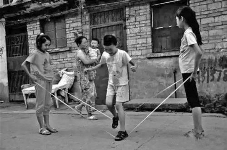 上世纪70年代,大街小巷最流行的游戏之一就是跳皮筋.