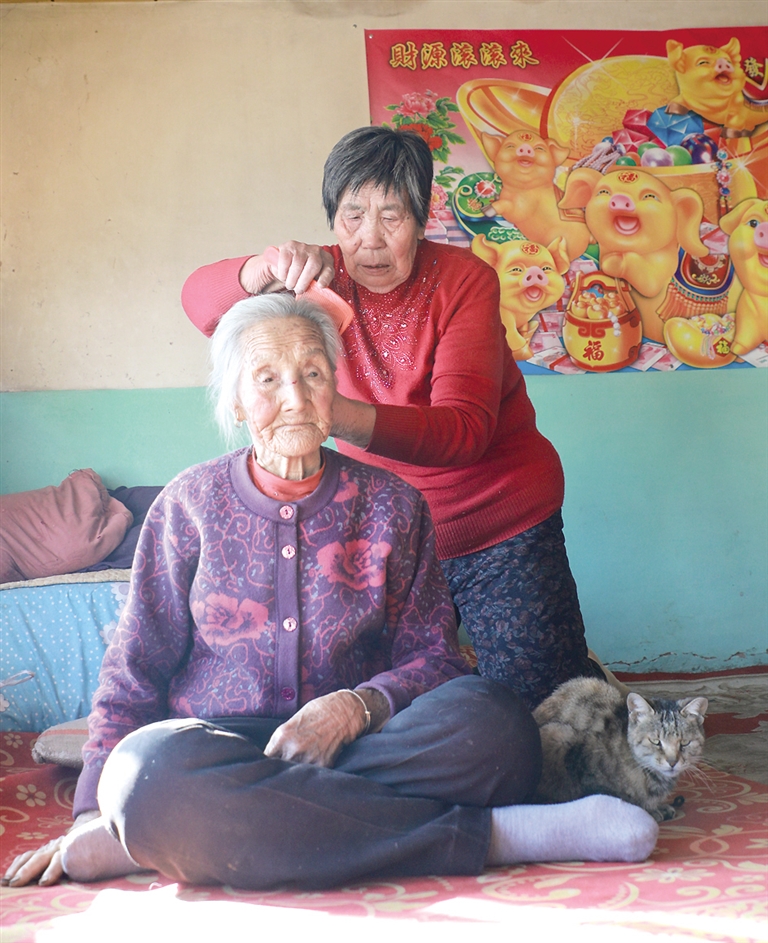 80岁女儿为101岁母亲梳头
