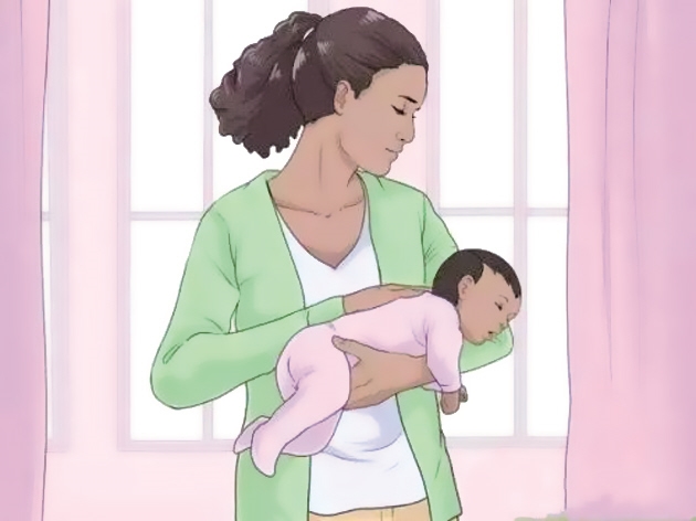 让宝宝趴在家长手臂上,这种飞机抱的姿势有助于宝宝排出肚子里的