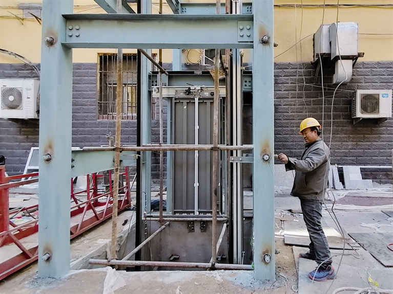 昭君·花园小区电梯主体钢结构框架已经完成