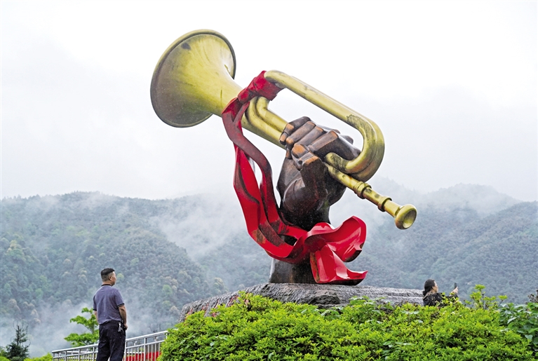 游客在井冈山参观"胜利的号角"雕塑(4月27日摄).
