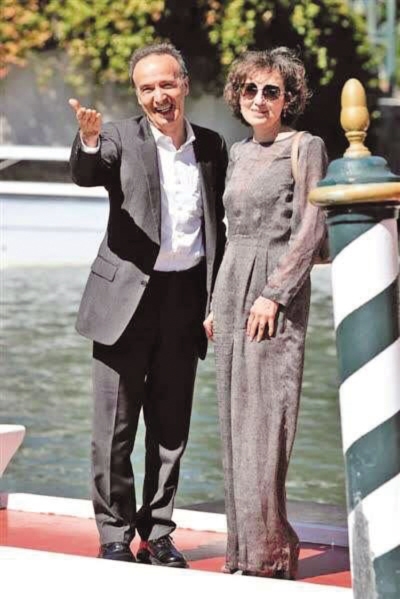 罗伯托贝尼尼和他妻子图片