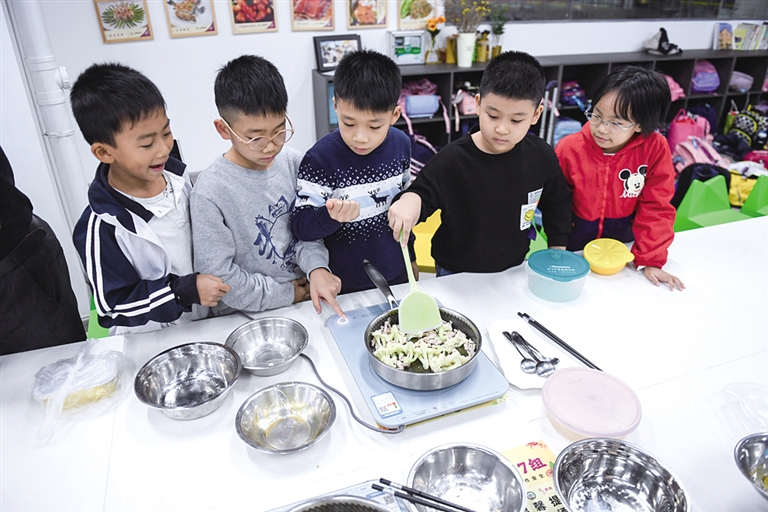 近日,在广东佛山顺德的西山小学"西山厨神培训中心,一,二年级学生