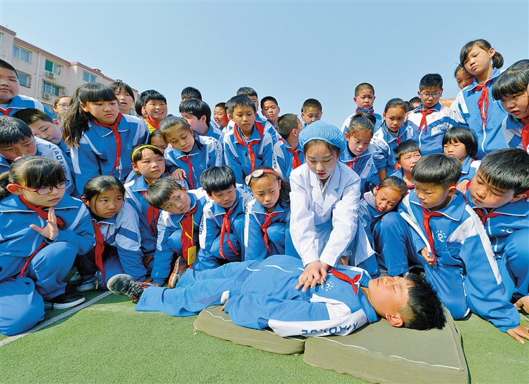 省邯郸市复兴区百家小学学生在医务人员指导下学习心肺复苏急救技能