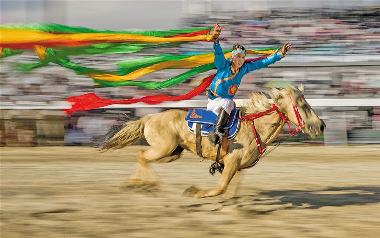 兴安盟乌兰毛都那达慕开幕式上,内蒙古马术队队员纵马驰骋,彩带飘飘